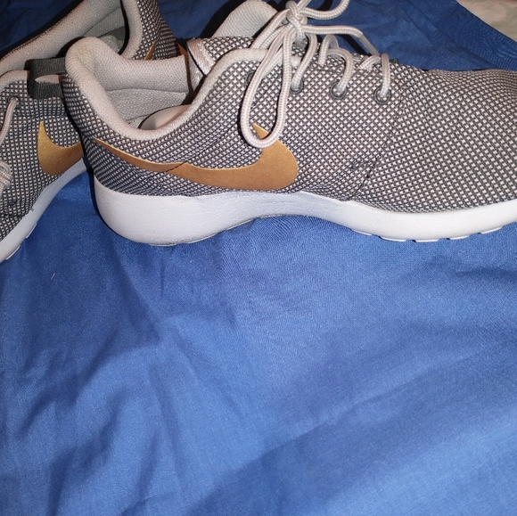 Nike Roshe One Anthracite Metallic Gold Gray Shoe - Picture 2 of 5